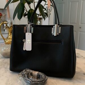 Black Handbag🌺🌺🌺. 10x8